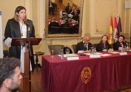 La nueva presidenta, en su discurso, con Joaquín Merchán, María José Renedo y Ester Urraca, en la mesa.