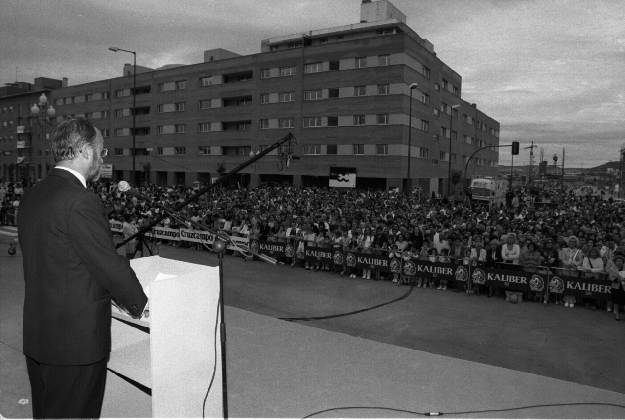 León de la Riva se dirige a los cientos de vallisoletanos presentes.