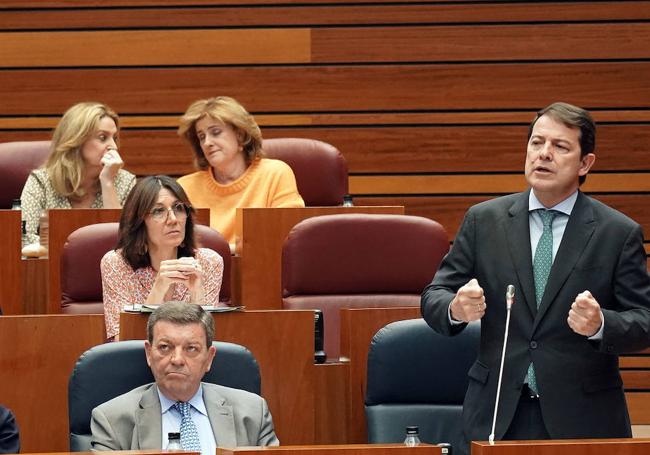 El consejero Gonzalez Gago ocupa el escaño del vicepresidente García-Gallardo, este jueves, en las Cortes de Castilla y León.