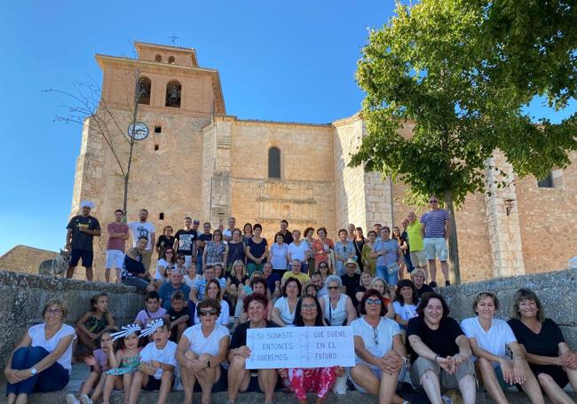 Vecinos impulsores de la campaña 'Apadrina un tubo' para recuperar el órgano barroco de la iglesia de San Martín Obispo, de Busto de Bureba (Burgos)