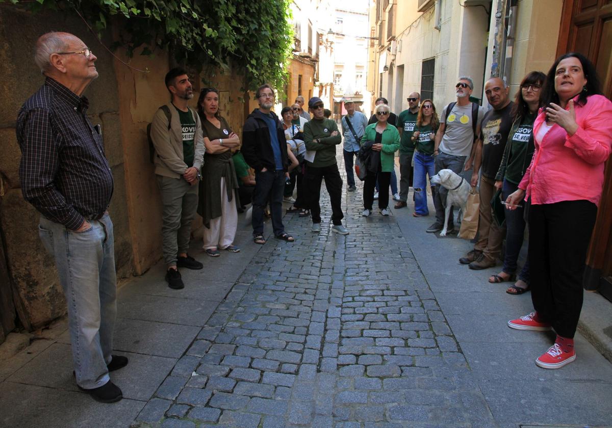 Una antigua vecina de la calle Escuderos explica la situación actual de la calle, donde tan solo quedan seis vecinos ante el auge de pisos turísticos y para universitarios.