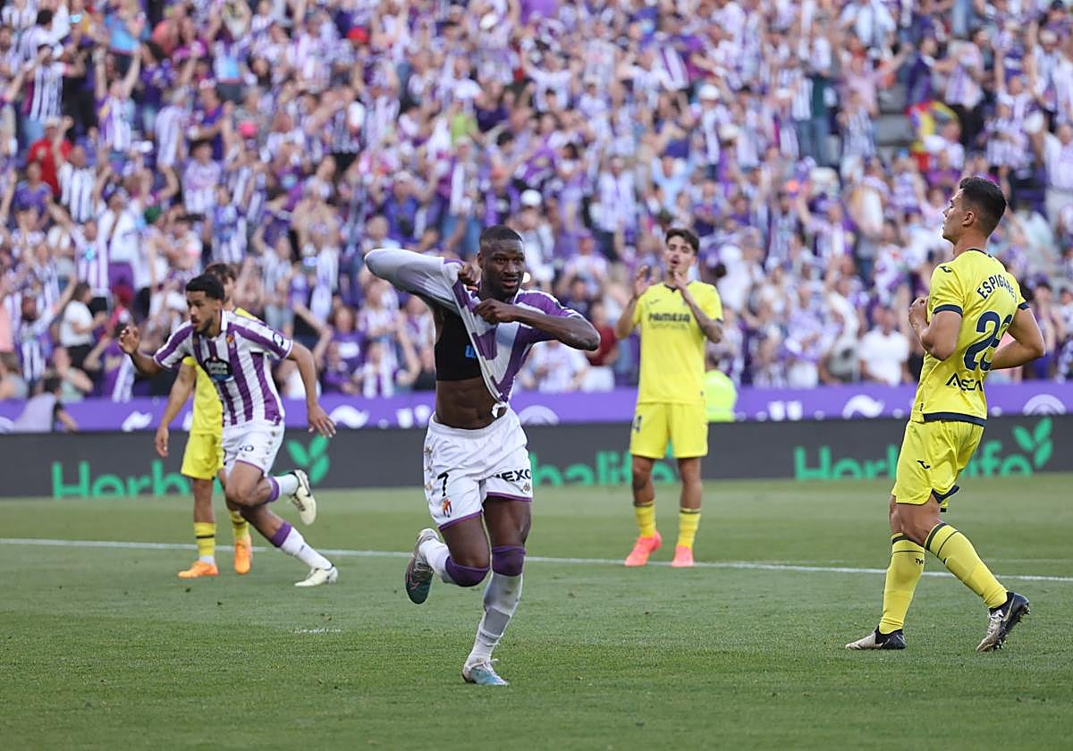Sylla se quita la camiseta para celebrar el gol del ascenso ante el Villarreal B.