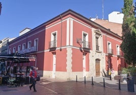 Fachada del Palacio de los Miranda, en la confluencia de las calles Santuario y Enrique IV, junto a la Iglesia del Salvador.