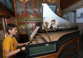 Gorka Berraondo toca el piano en la sede de la fundación Francis Chapelet.