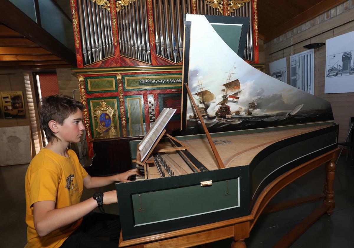 Gorka Berraondo toca el piano en la sede de la fundación Francis Chapelet.