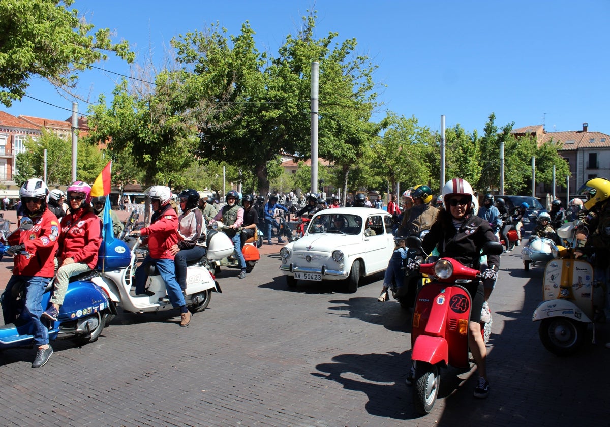 Participantes de la concentración saliendo de la Plaza Mayor para comenzar la ruta