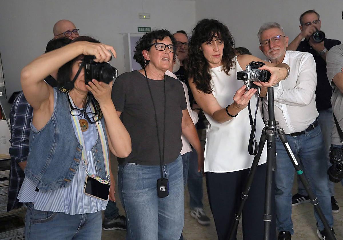 Sofía Moro, en el centro, dirige una sesión de fotos en las jornadas de PallantiaPhoto.