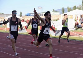 Sergio Juárez se impone en la prueba de 200 metros, con Óscar Husillos a su espalda.