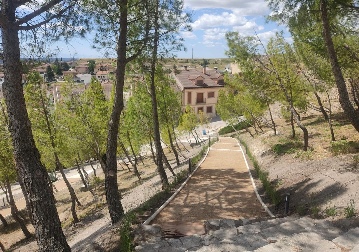 Aspecto de uno de los caminos del entorno de la iglesia de La Cuesta tras la intervención.