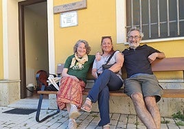Los hospitaleros Trini Bandrés y Fernando Cristóbal a los lados de la peregrina italiana Micaela Sassatelli.