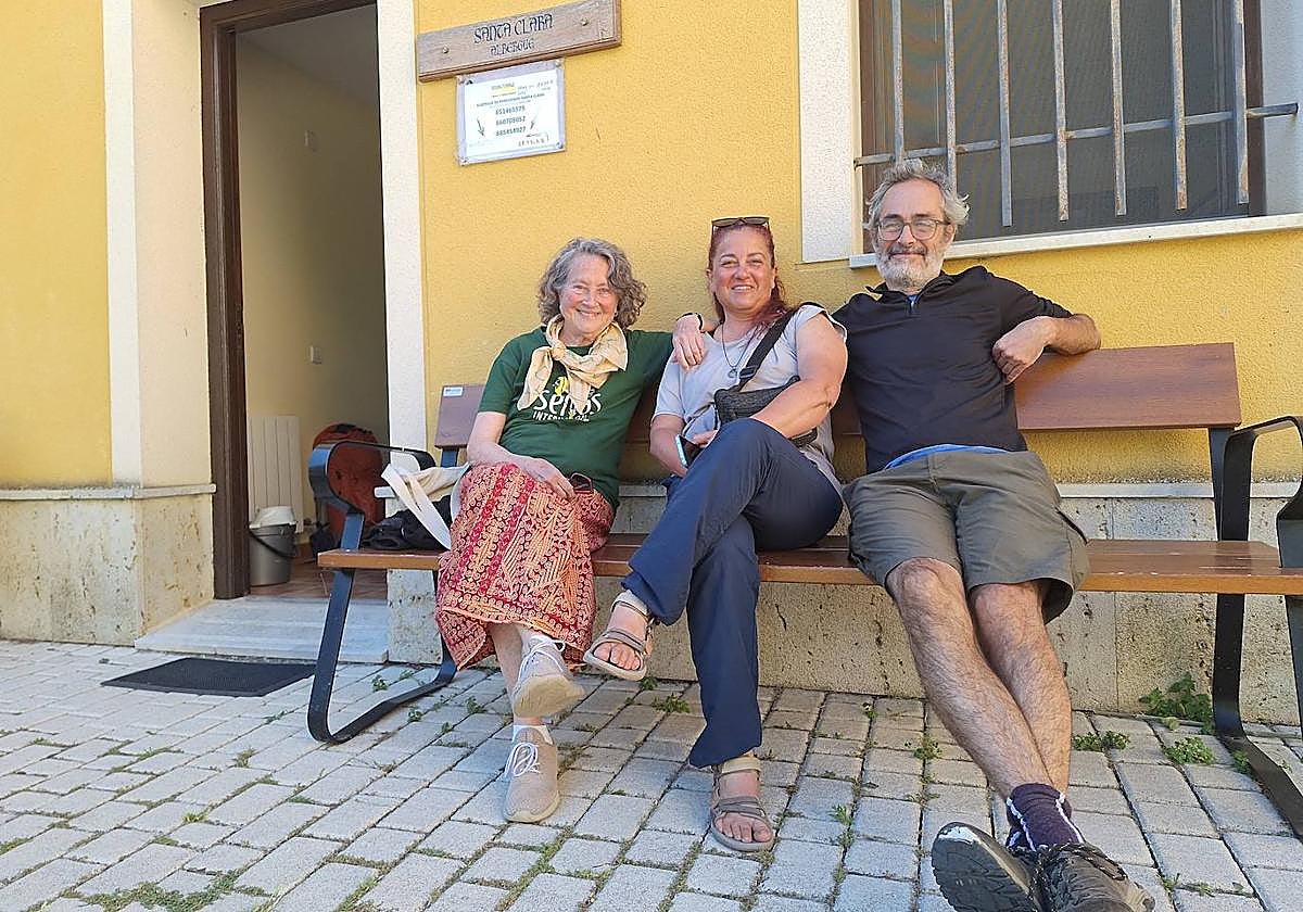 Los hospitaleros Trini Bandrés y Fernando Cristóbal a los lados de la peregrina italiana Micaela Sassatelli.