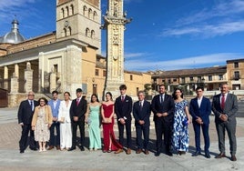 El pregonero junto al alcalde, corporación local y representantes de la juventud en la plaza del rollo.