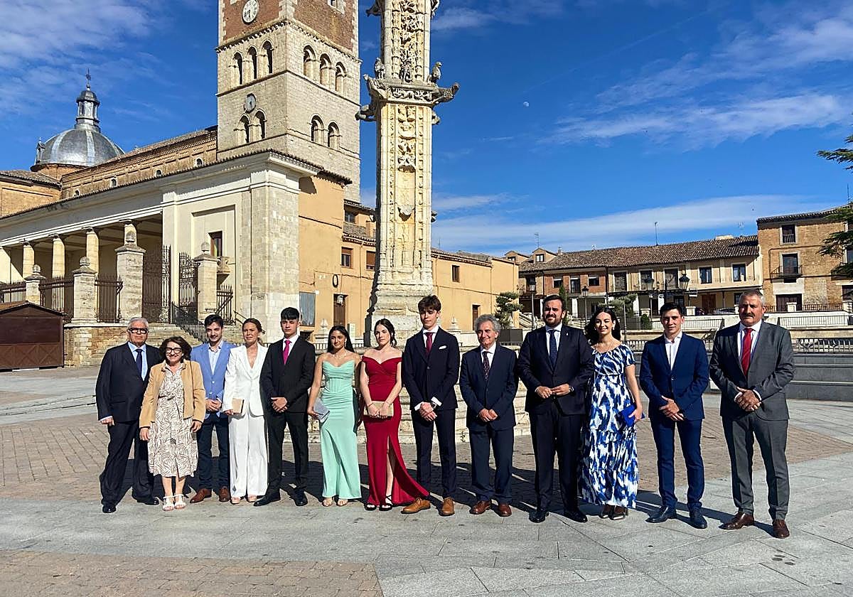 El pregonero junto al alcalde, corporación local y representantes de la juventud en la plaza del rollo.