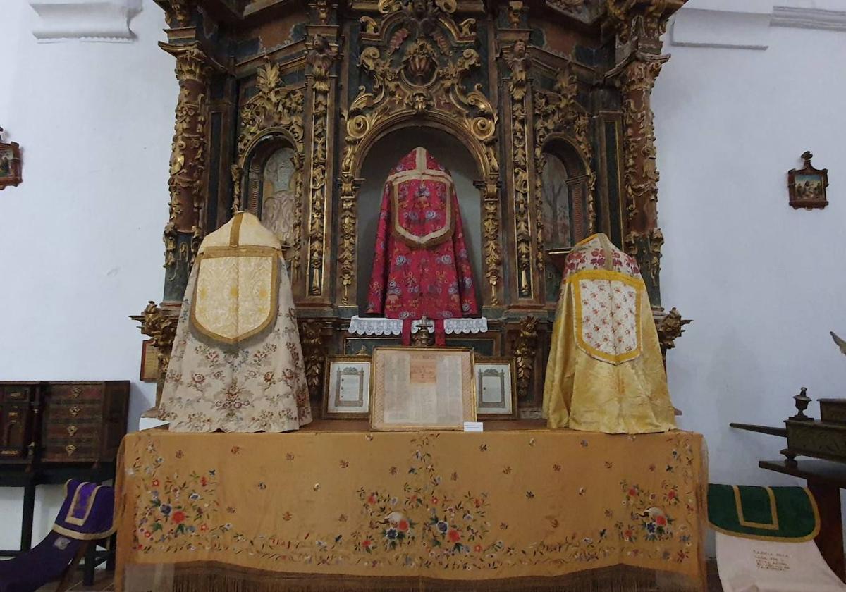 Elementos litúrgicos expuestos en la iglesia parroquial de Velliza