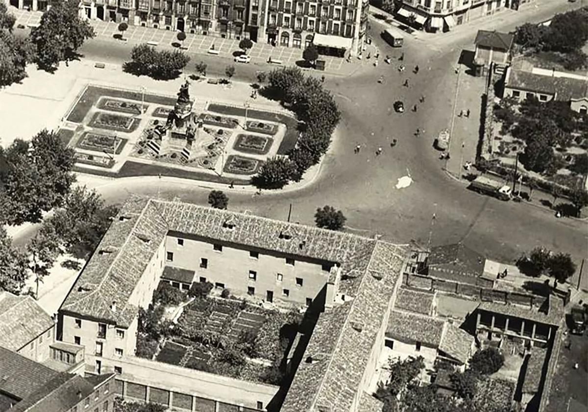 Fotograma aéreo del convento de Nuestra Señora de la Laura y la plaza de Colón en los años 50 del siglo XX.