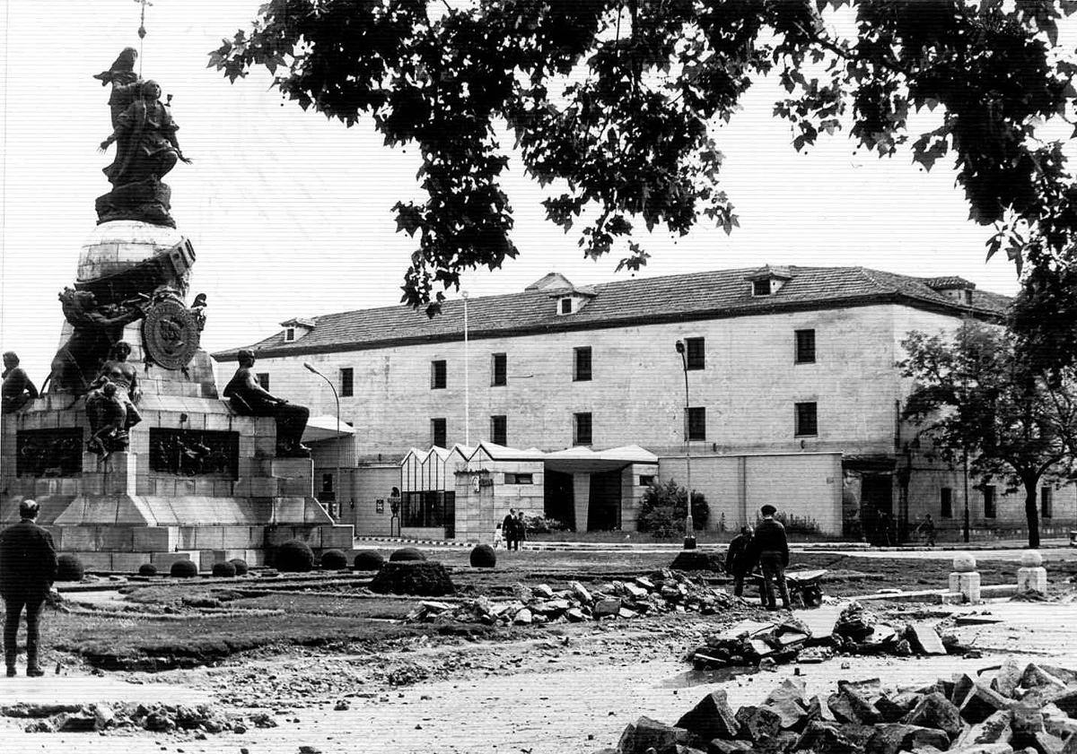 Imagen principal - El convento de la Laura en el año 1969 y en primer término el grupo escultórico realizado por Antonio Susillo en homenaje a Cristóbal Colón. Excavaciones arqueológicas en el patio del nº 5 del paseo de Filipinos, con las cimentaciones de las galerías interiores del convento de Nuestra Señora de la Laura. Hospital Recoletas Campo Grande, levantado en el solar del convento de la Laura.