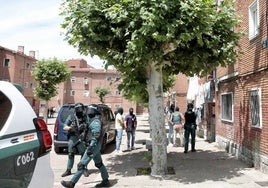 Agentes de la Guardia Civil en la plaza Esla de Las Viudas.