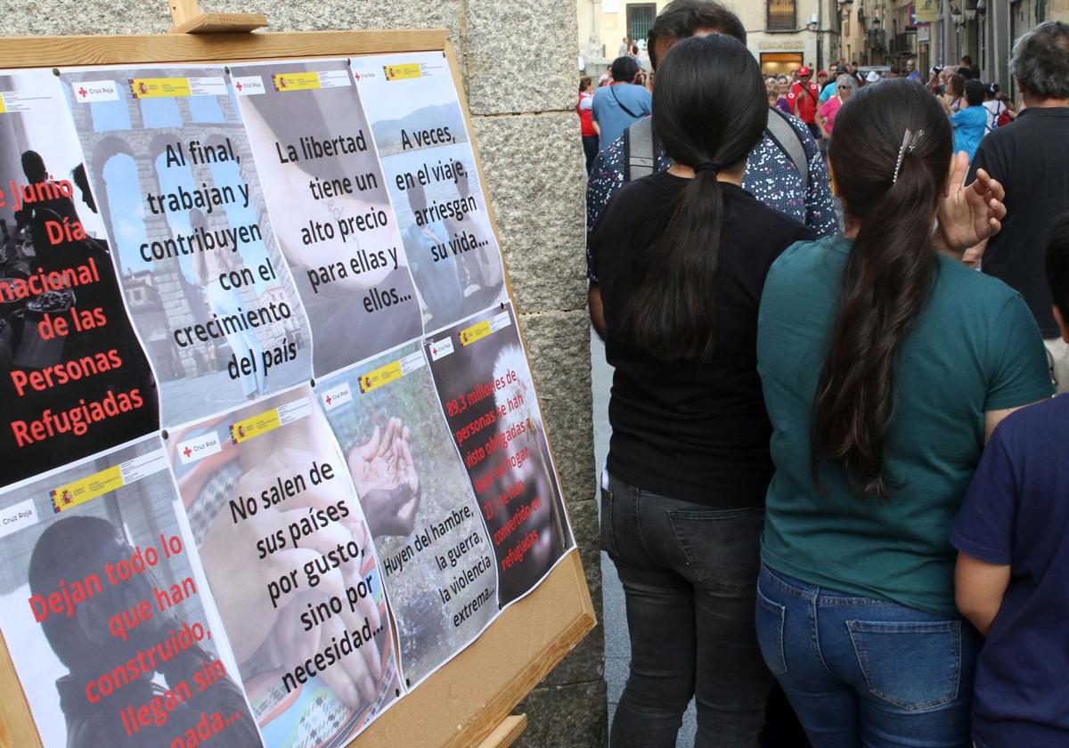 Mensajes colocados en la calle durante el último Día del Refugiado en Segovia.