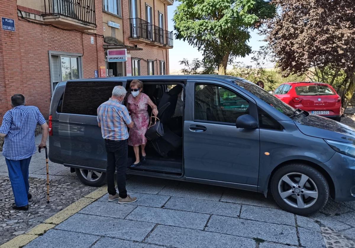 Usuarios de Melque de Cercos del transporte a la demanda instaurado hace dos veranos en la provincia de Segovia.