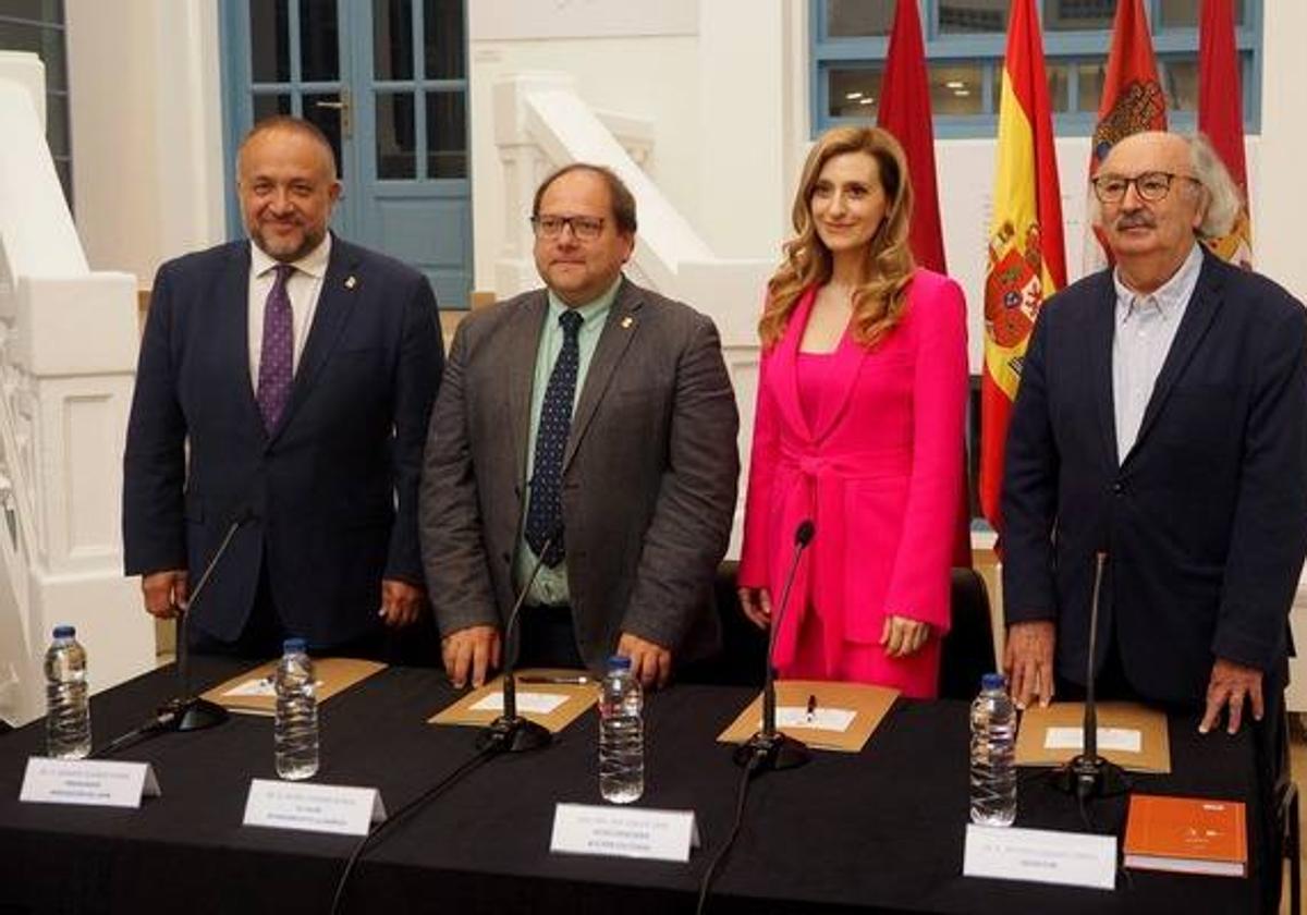 Antonio Colinas, a la derecha, junto a las autoridades en la firma del acuerdo.