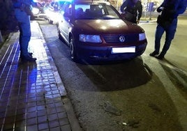 La Guardia Civil examina el vehículo de los detenidos.