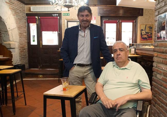 Alfonso Pahino junto a su amigo Paco, dueño del restaurante La Criolla.