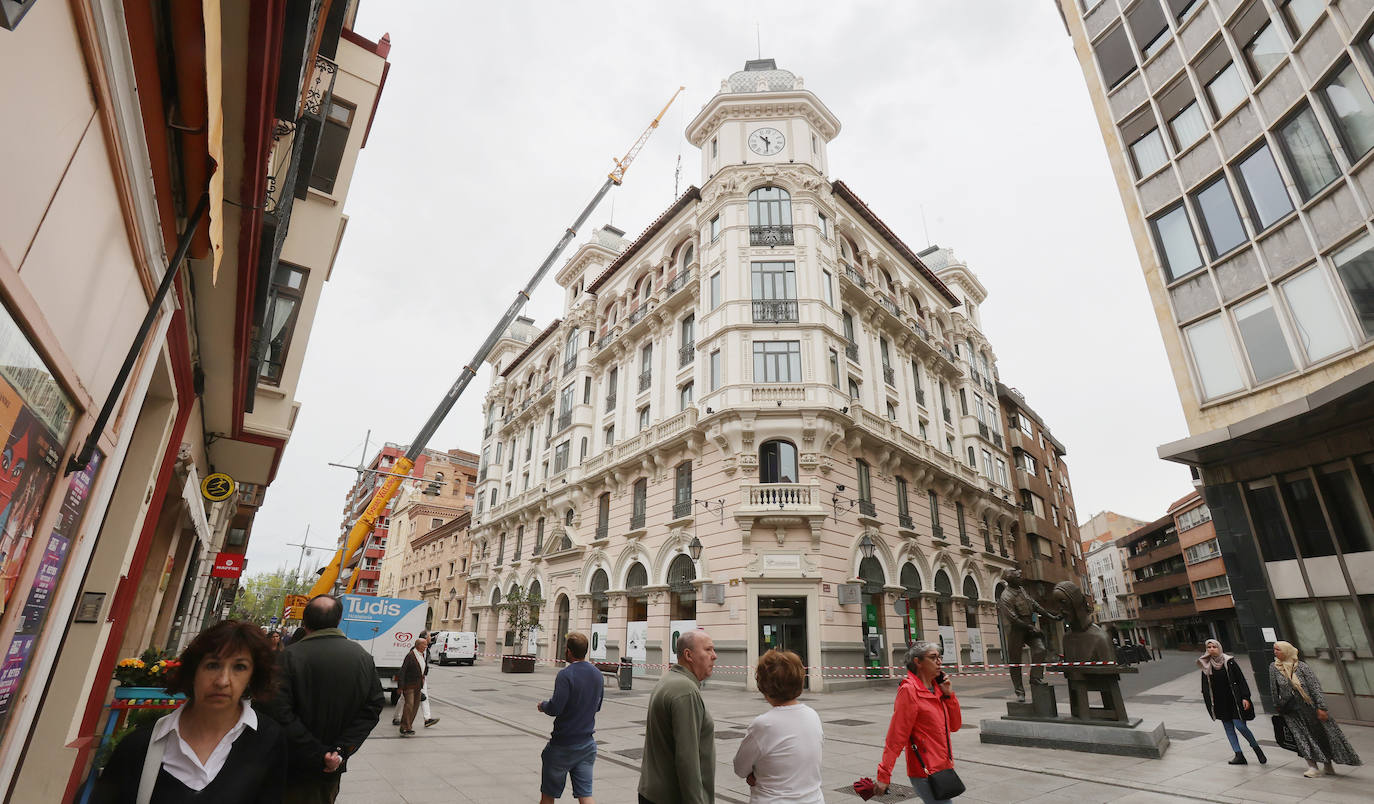 Una enorme grúa retira una antena en la Calle Mayor