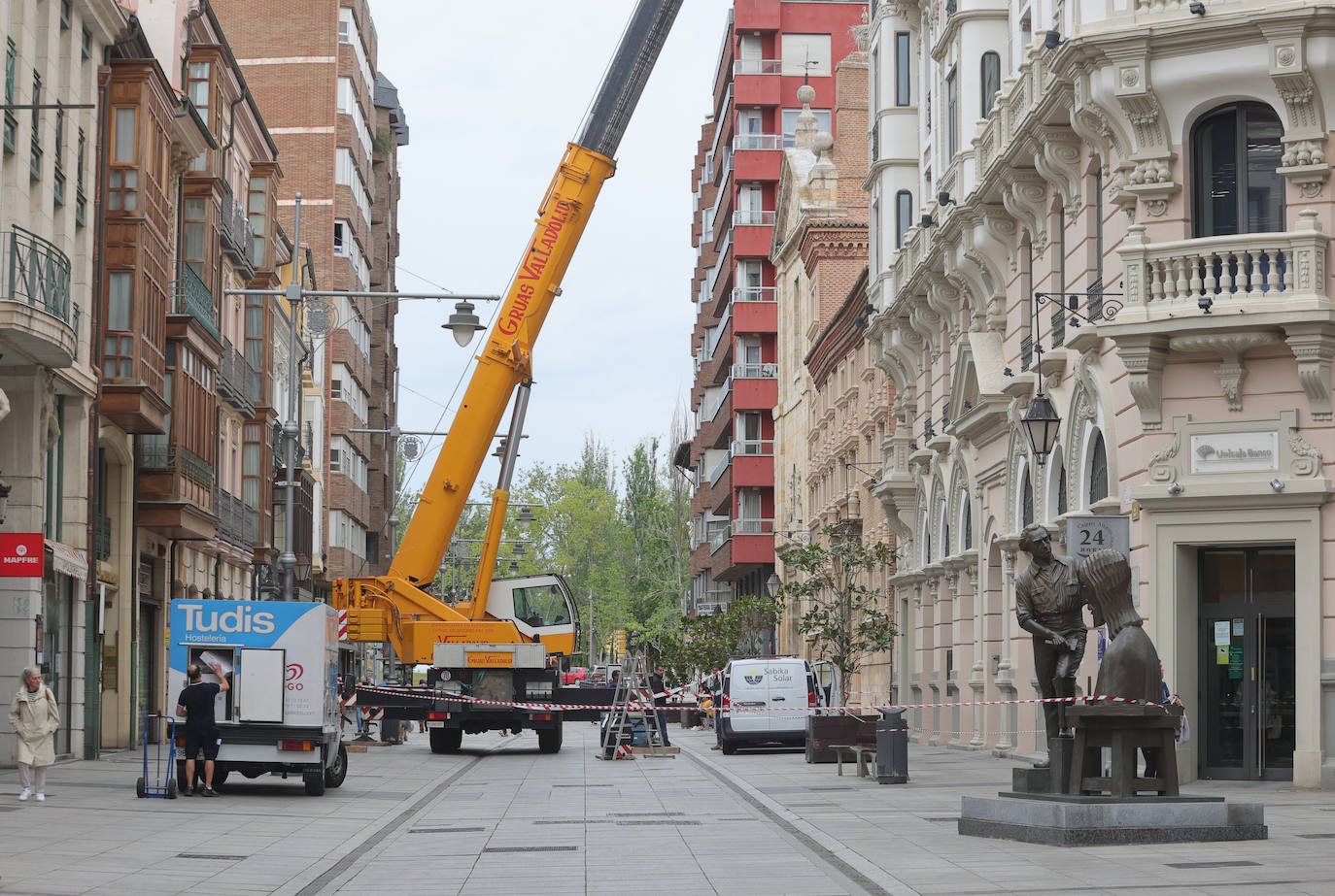 Una enorme grúa retira una antena en la Calle Mayor