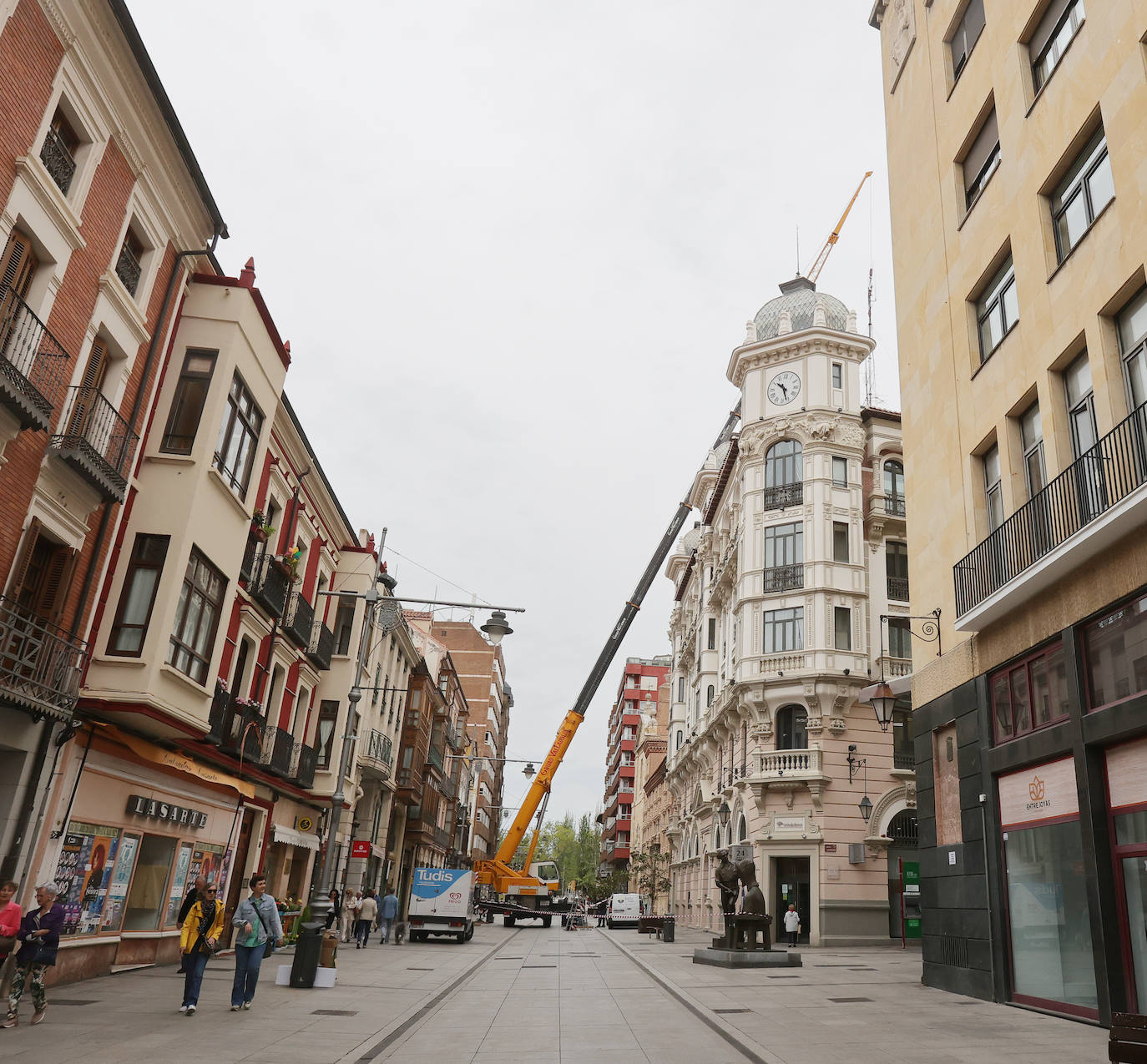 Una enorme grúa retira una antena en la Calle Mayor