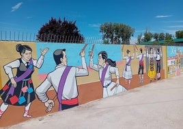 Mural recién pintado por los artistas Alberto Sobrino y Jorge Consuegra en las piscinas municipales