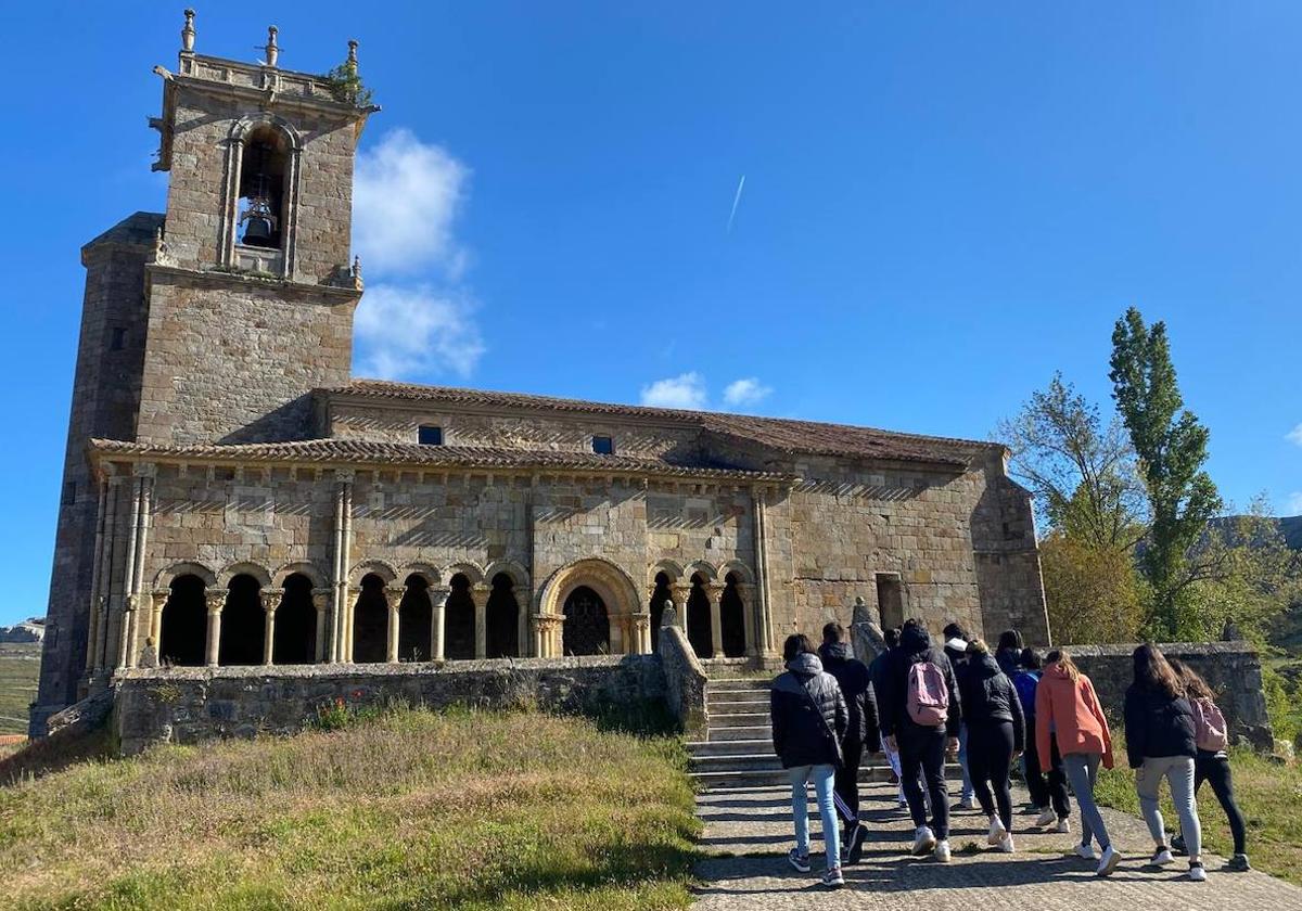 Varios alumnos acceden a la iglesia de San Julián y Santa Basilisa, en Rebolledo de la Torre, en Burgos.