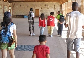 Voluntarios de Cruz Roja acompañan a refugiados en una salida a Valsaín.