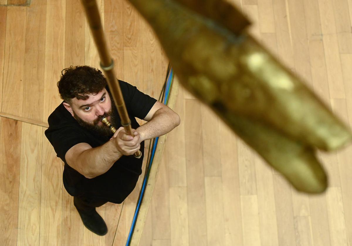 Abraham Cupeiro con su carnyx, en el auditorio Miguel Delibes.