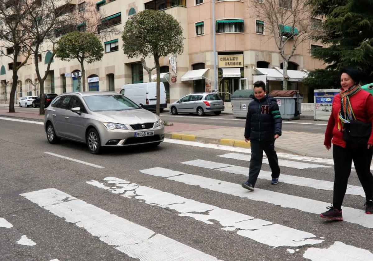 Paso de cebra en la calle José Garrote Tebar en el barrio de Parquesol.