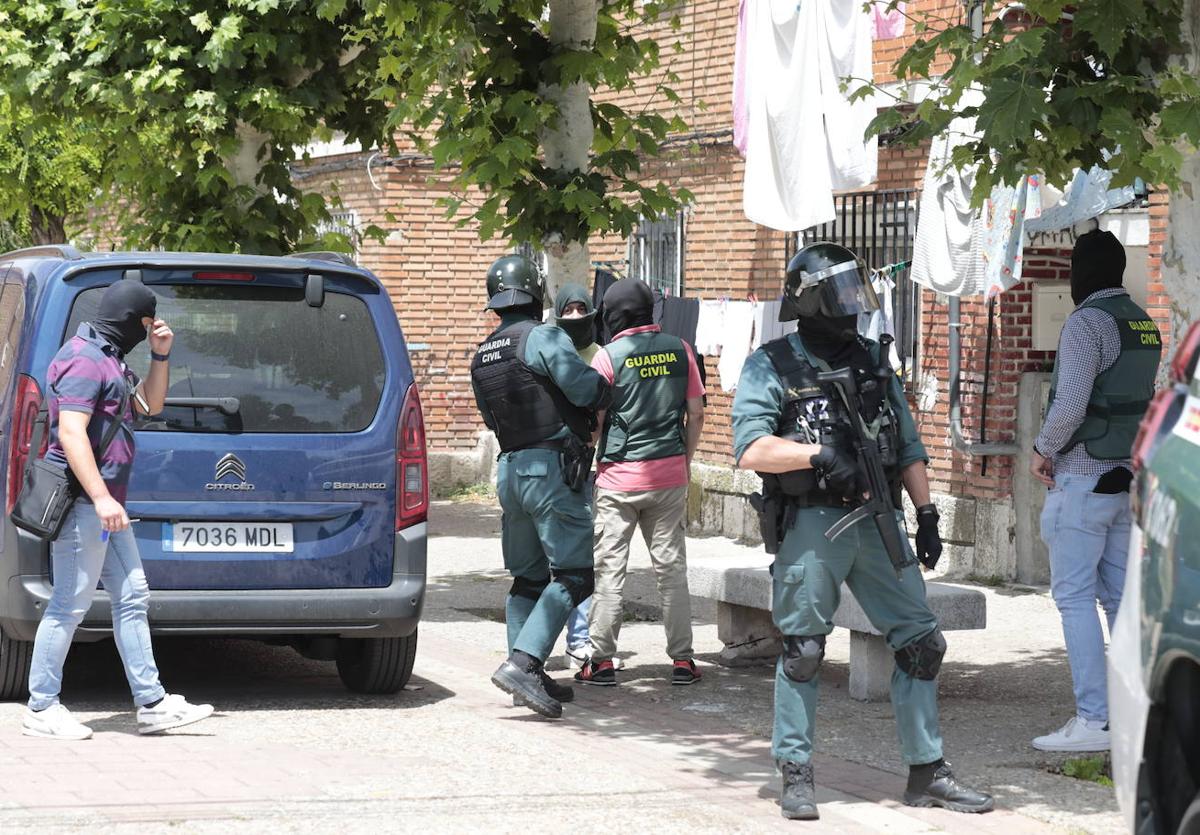 Despliegue de la Guardia Civil en Las Viudas este lunes en una operación de estafas bancarias.