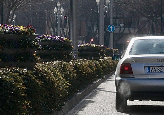 Imagen de archivo de un vehículo circulando por Valladolid.