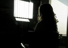 Una mujer víctima de violencia de género, durante una entrevista.