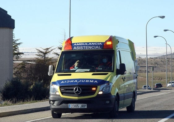 Una ambulancia acude a un servicio de emergencias.