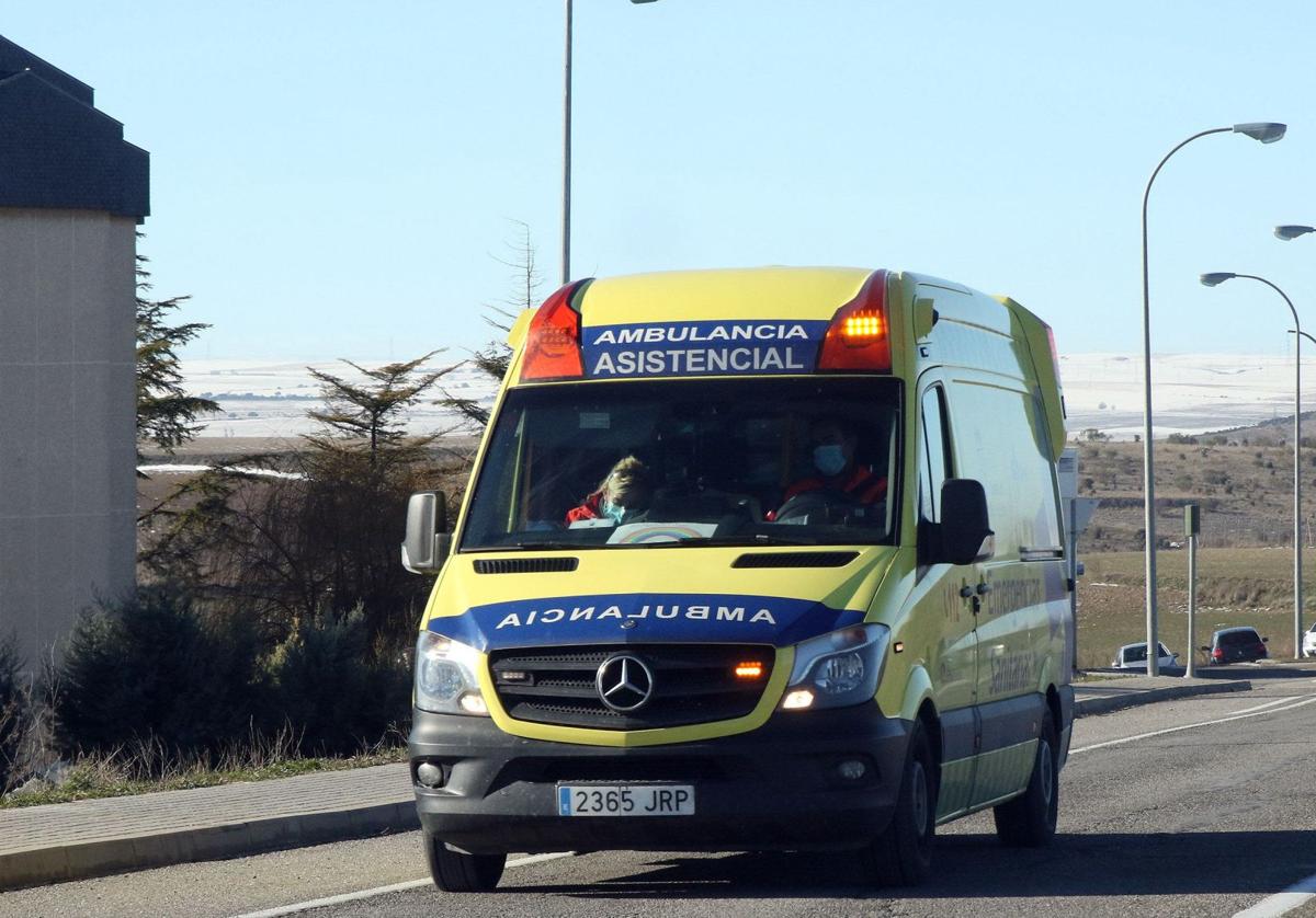 Una ambulancia acude a un servicio de emergencias.