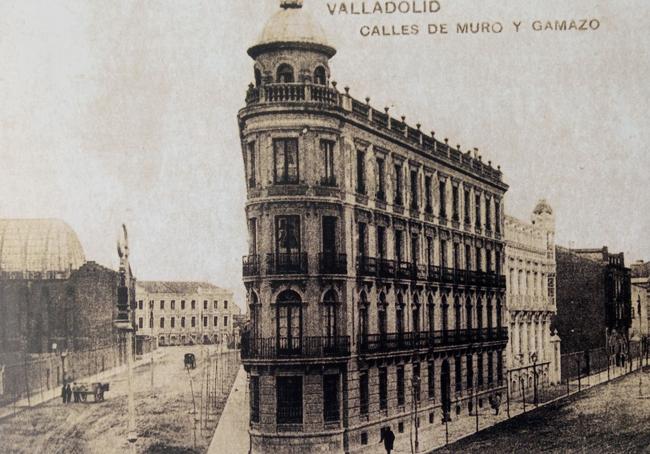 A la izquierda, el frontón con su techo de cristal, y al fondo el colegio.