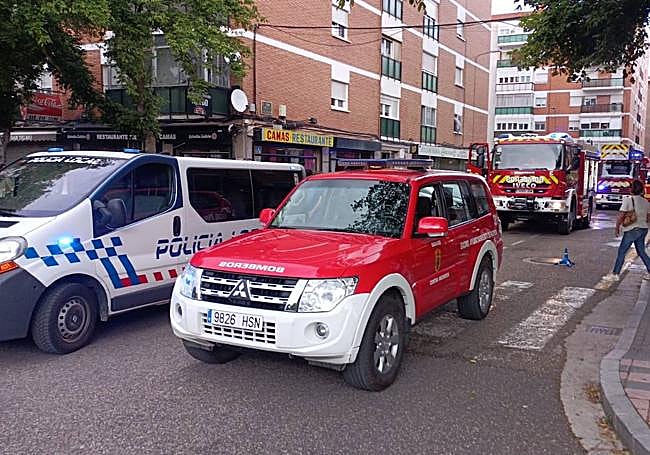 Bomberos y Policía Local, en la zona del incendio.