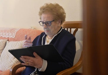 Catalina Rodríguez cumple 100 años «enganchada a la tablet»