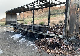 Remolque calcinado en la A-2.
