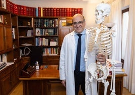 El doctor Aitor Curiel, en su despacho, tras la grabación de 'El hombre sin corazón'.