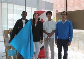 Tahar El Kidioui, (segundo por la derecha), junto a la presidenta de Cruz Roja, Ana María Pérez.