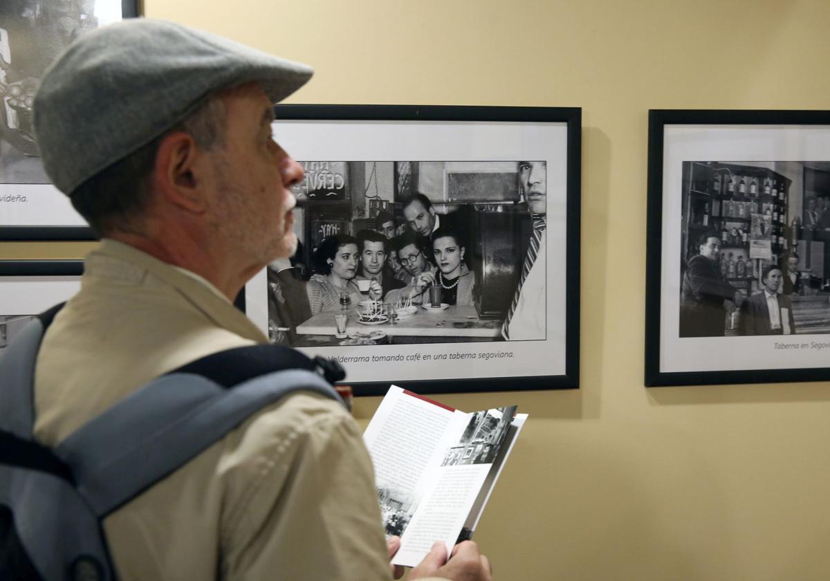 Un hombre observa las fotografías de la exposición que alberga el Museo Rodera-Robles.