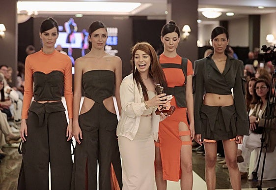 Patricia Santaolaya, con las modelos que desfilaron con su colección.