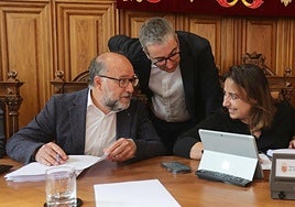 El concejal de Hacienda conversa con la alcaldesa y el edil de Personal.