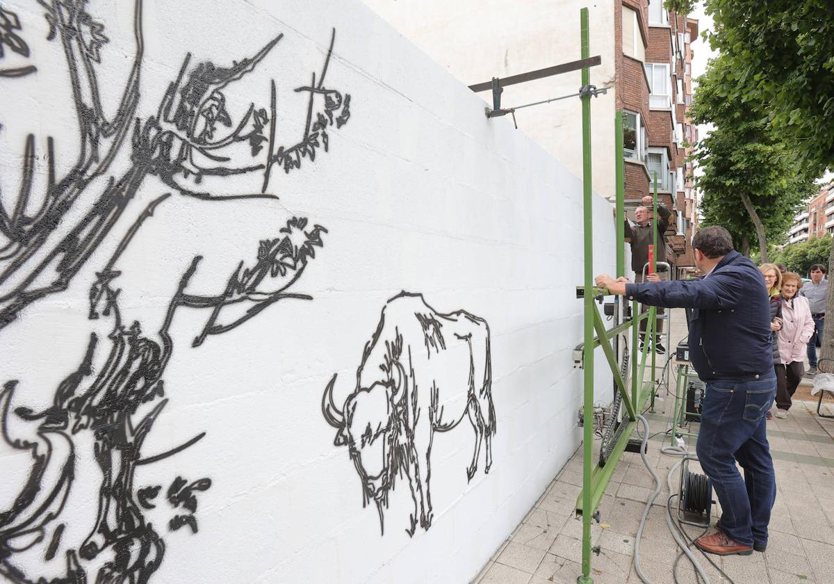 Los bisontes de Mudá, reflejados ya en el dibujo del robot en el muro anexo al edificio de la Junta.