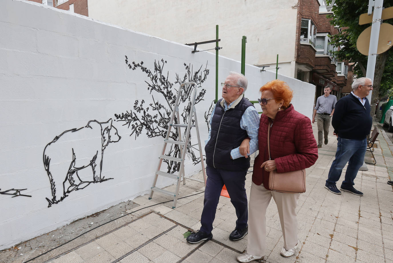 Un bisonte y un oso pardo, junto a la Catedral de Palencia